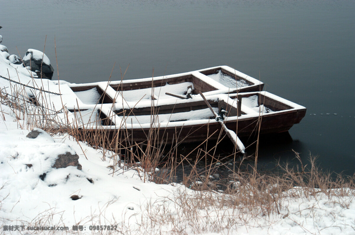 雪后 小河 里 小 渔船 白色 冬天 寒冷 黄色 灰色 雪 雪地 枯草 结冰 小渔船 并排 停靠 木浆 风景 生活 旅游餐饮