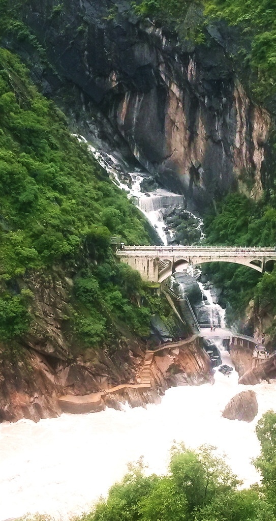 云南 香格里拉 虎跳峡 峡谷 瀑布 恢宏 自然景观 旅游摄影 国内旅游