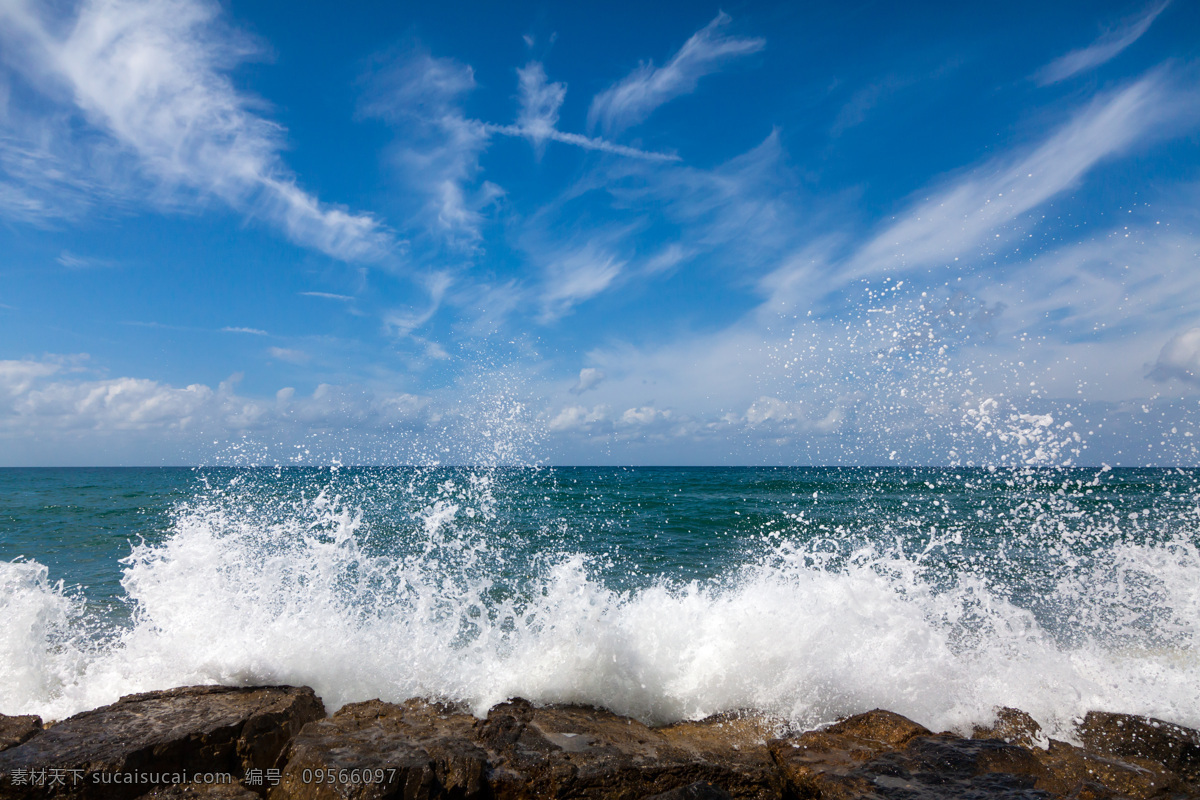 波涛汹涌 大海 海边 海水 浪花 溅起 水雾 海浪 礁石 天空 白云 大海图片 风景图片