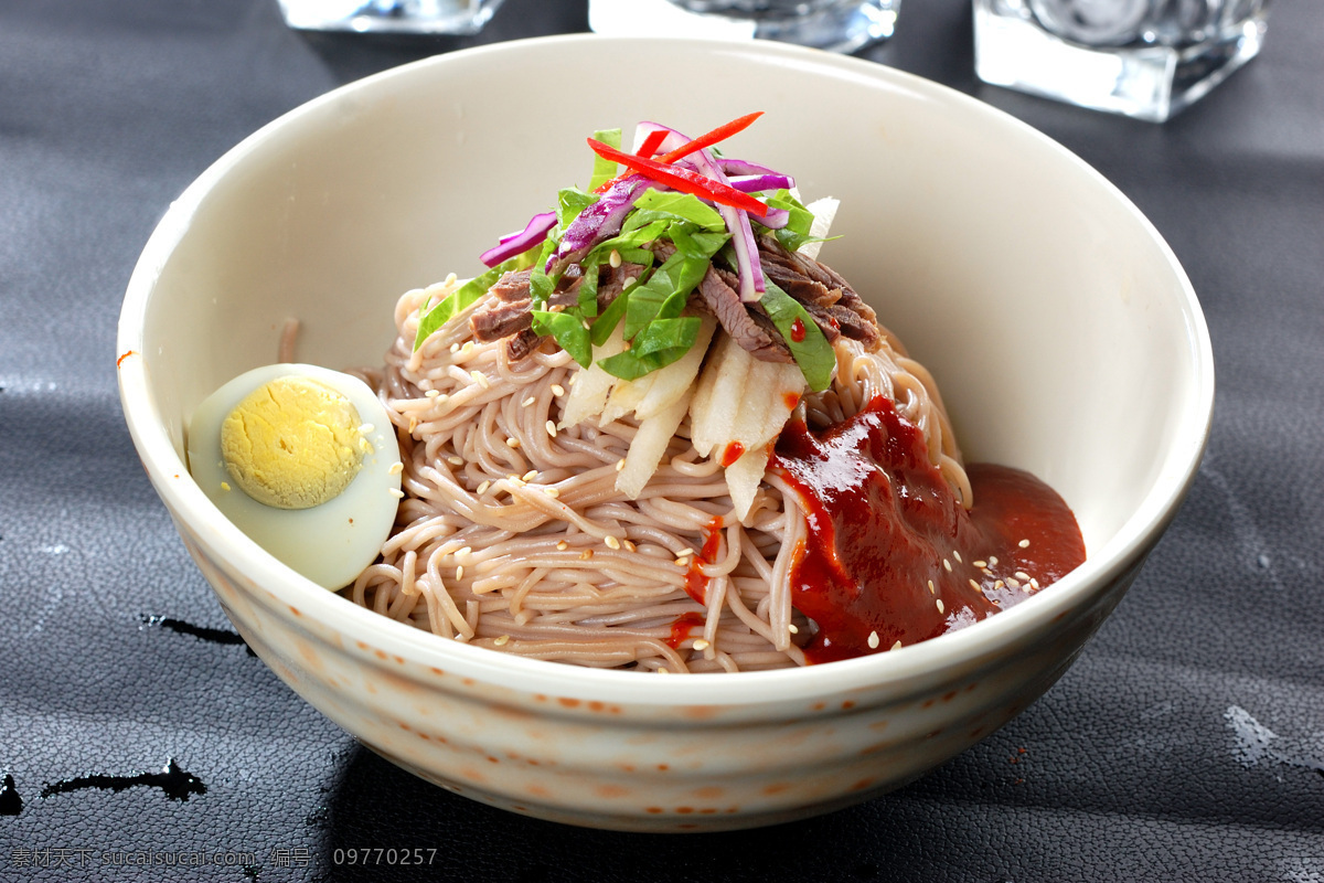 凉拌冷面 冷面 韩国料理 凉拌 配菜 特色冷面 凉拌面 辣椒 传统美食 餐饮美食