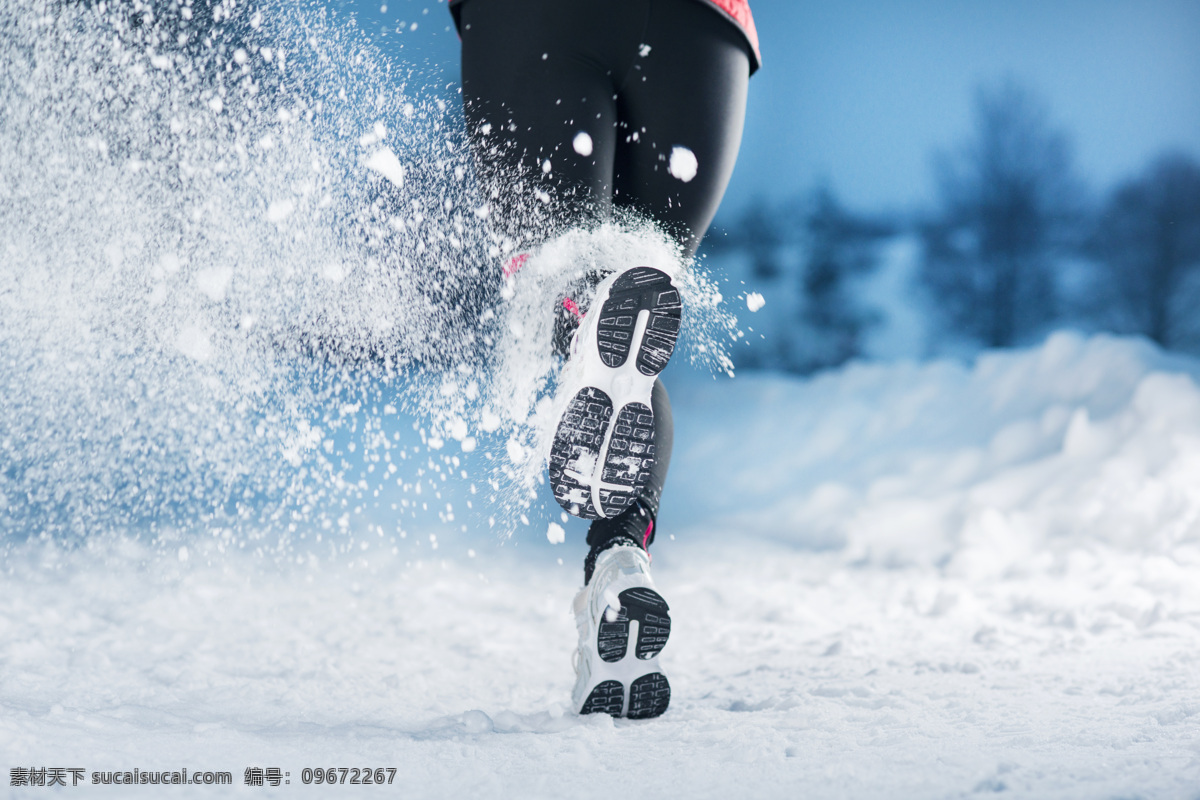 雪地 上 跑步 人物 冬季美景 美丽风景雪花 雪地风景 自然风景 山水风景 风景图片