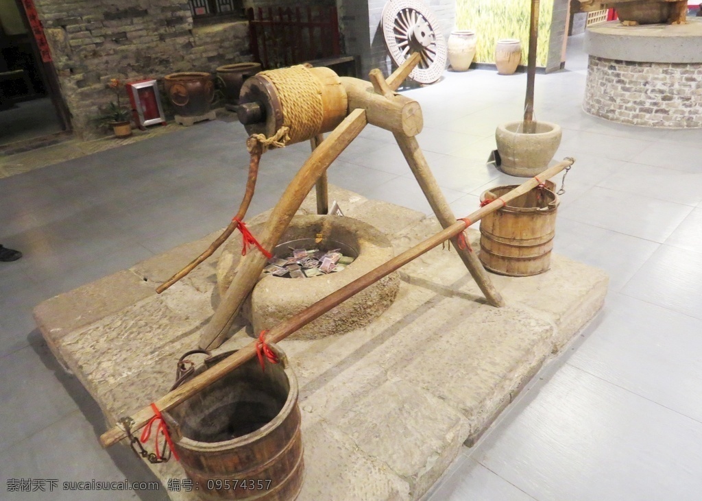 水井 木桶 扁担 打水 压水 轱辘 木头 木制 工具 传统 历史 文化 展览 文化艺术 传统文化