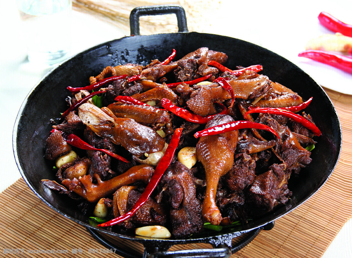 山寨啤酒鸭 鸭肉 辣椒 蒜头 锅 竹垫 餐饮美食 传统美食 摄影图库