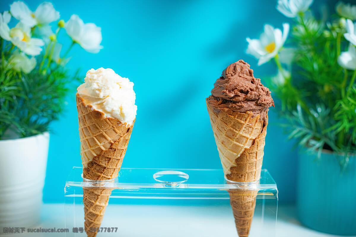 清新 冰淇淋 背景 蓝色 浅蓝色 甜筒 解暑 降温 夏天 花盆 花朵 餐饮美食 饮料酒水