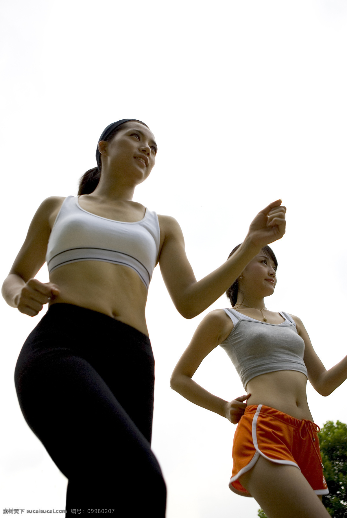 两个 健身 美女图片 户外健身 户外运动 女性 美女 性感美女 运动 跑步 户外 草地 运动员 生活人物 人物图片