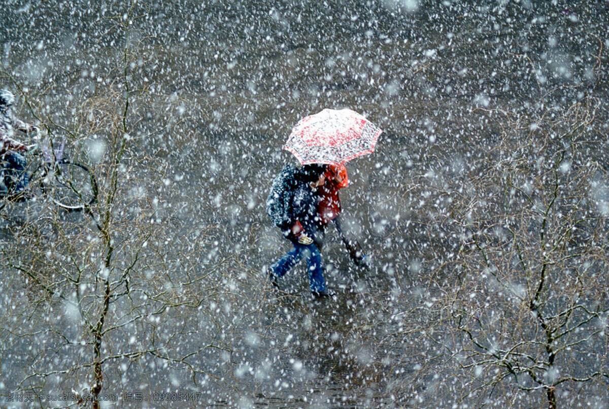 行走 在下 雪天 道路 上 冬季雪景 撑伞 设计素材 风景专辑 油画世界 书画美术 灰色