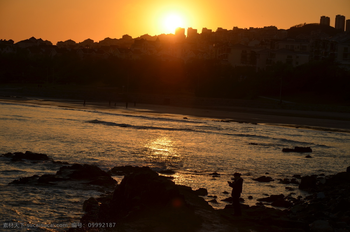 傍晚 城市 海水 剪影 礁石 金黄 青岛 夕阳下的剪影 自然风光 上空 夕阳 红晕 游人 自然风景 自然景观 psd源文件