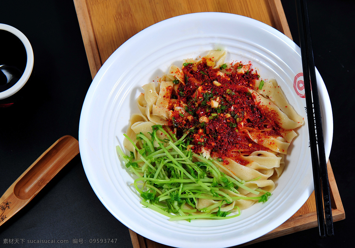 陕西油泼面 面食 辣椒 豆苗 碗 美食 餐饮美食 传统美食