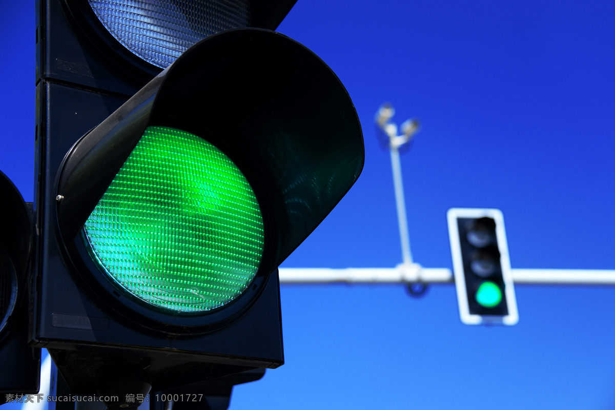 红绿灯 绿色出行 信号灯 交通指示灯 交通信号灯 绿灯文明出行 蓝天 白云 生活百科 生活素材
