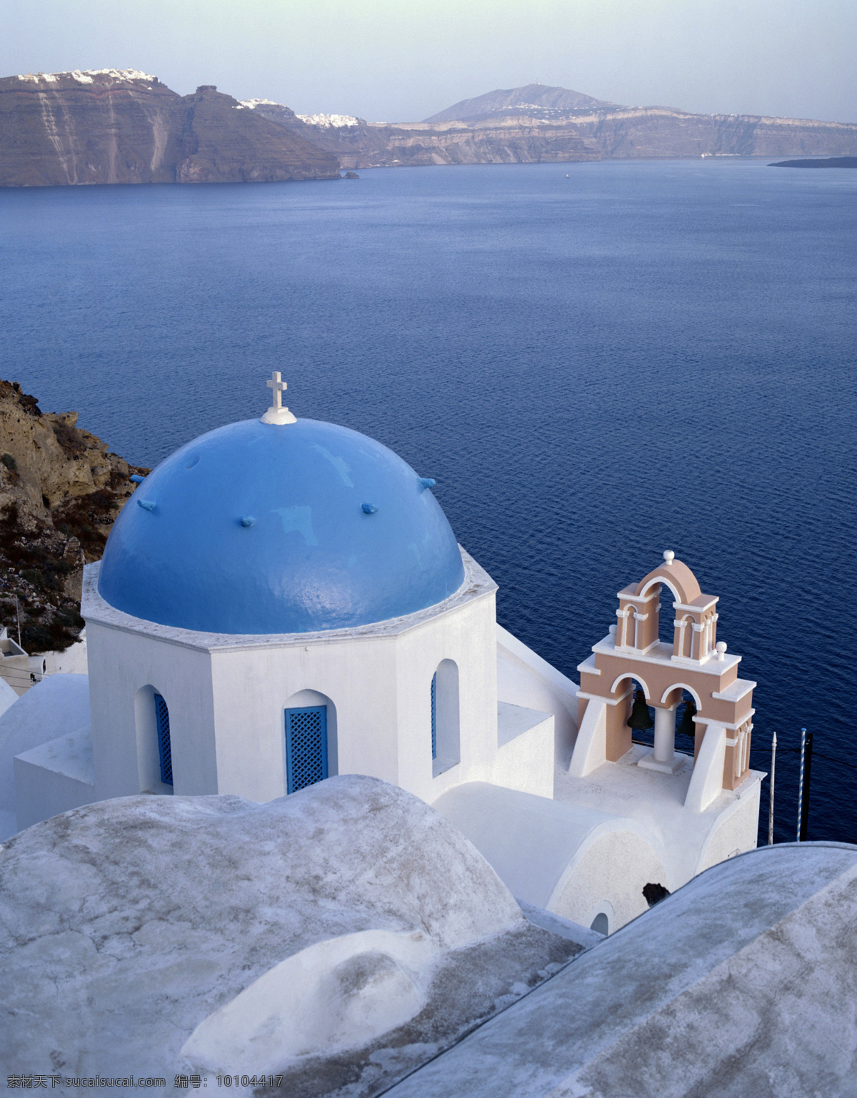 爱琴海 悬崖边 依山傍海 层叠分布 白屋 蓝窗 东正教 十字圆顶教堂 风景名胜 自然景观