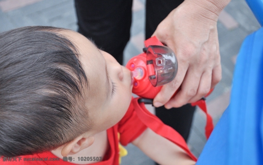宝宝 深圳 户外 喝水 原创摄影作品 玩耍 累了 人物图库 儿童幼儿