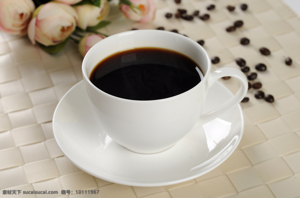 美式黑咖啡 美式 黑咖啡 咖啡豆 花朵 背景 杯子 餐饮美食 饮料酒水