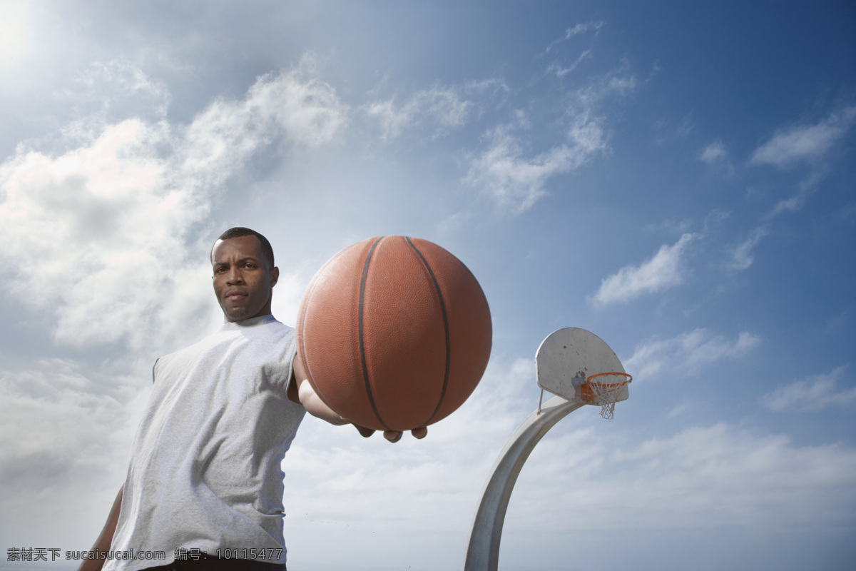 篮球 人 男人 运动 户外运动 打篮球 篮球场 篮球架 天空 空旷 辽阔 生活人物 人物图片