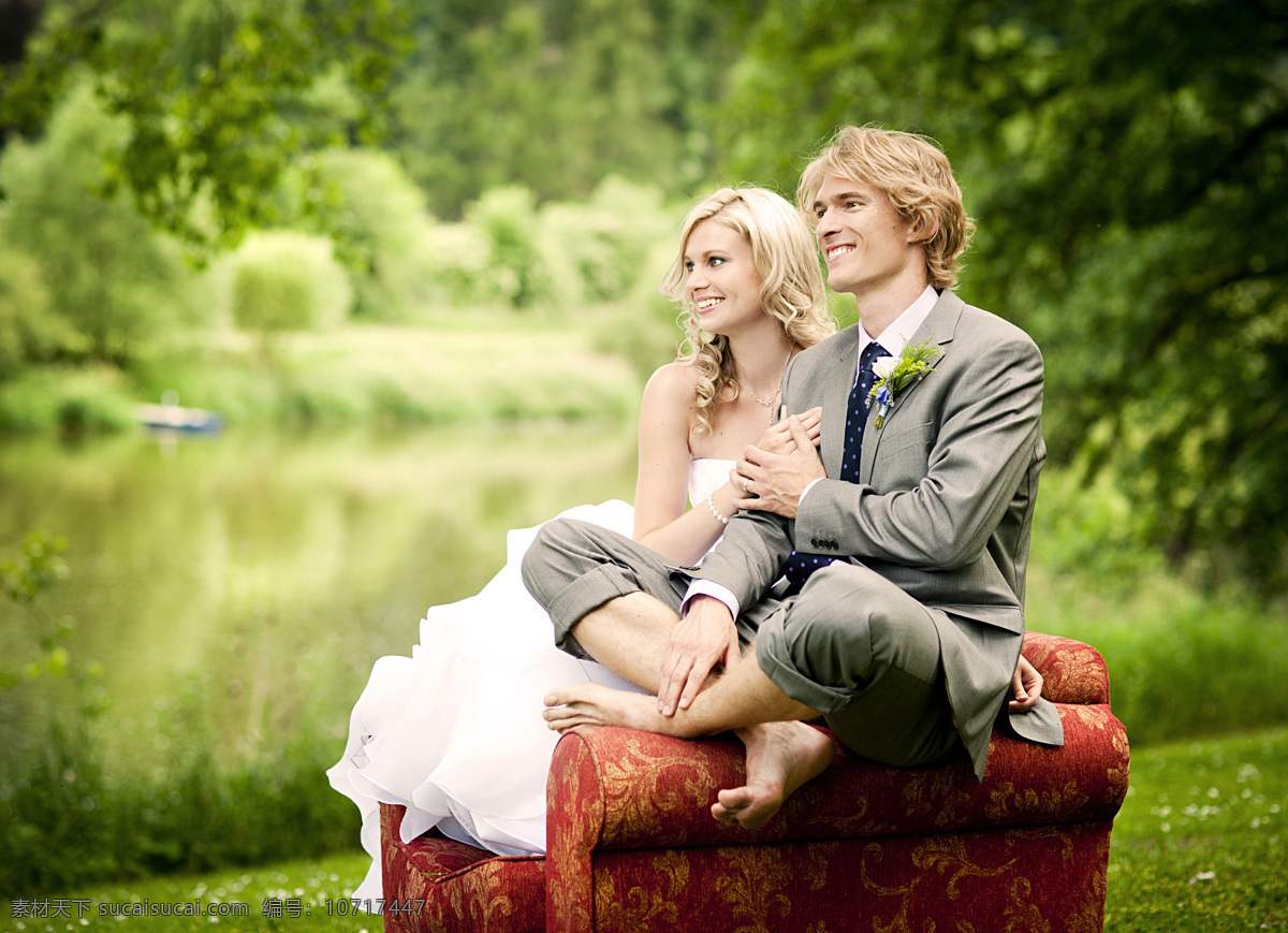 野外 坐在 沙发 上 新婚 夫妻 河流 树木 情侣 恋人 外国 浪漫 女性女人 情侣图片 人物图片