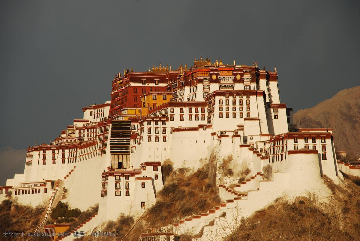 布达拉宫 宫殿 寺院 城堡 建筑群 标志性建筑 气势宏伟 玛布日山 阴云天空 景观 景点 西藏 拉萨 旅游风光摄影 建筑风光 旅游摄影 国内旅游