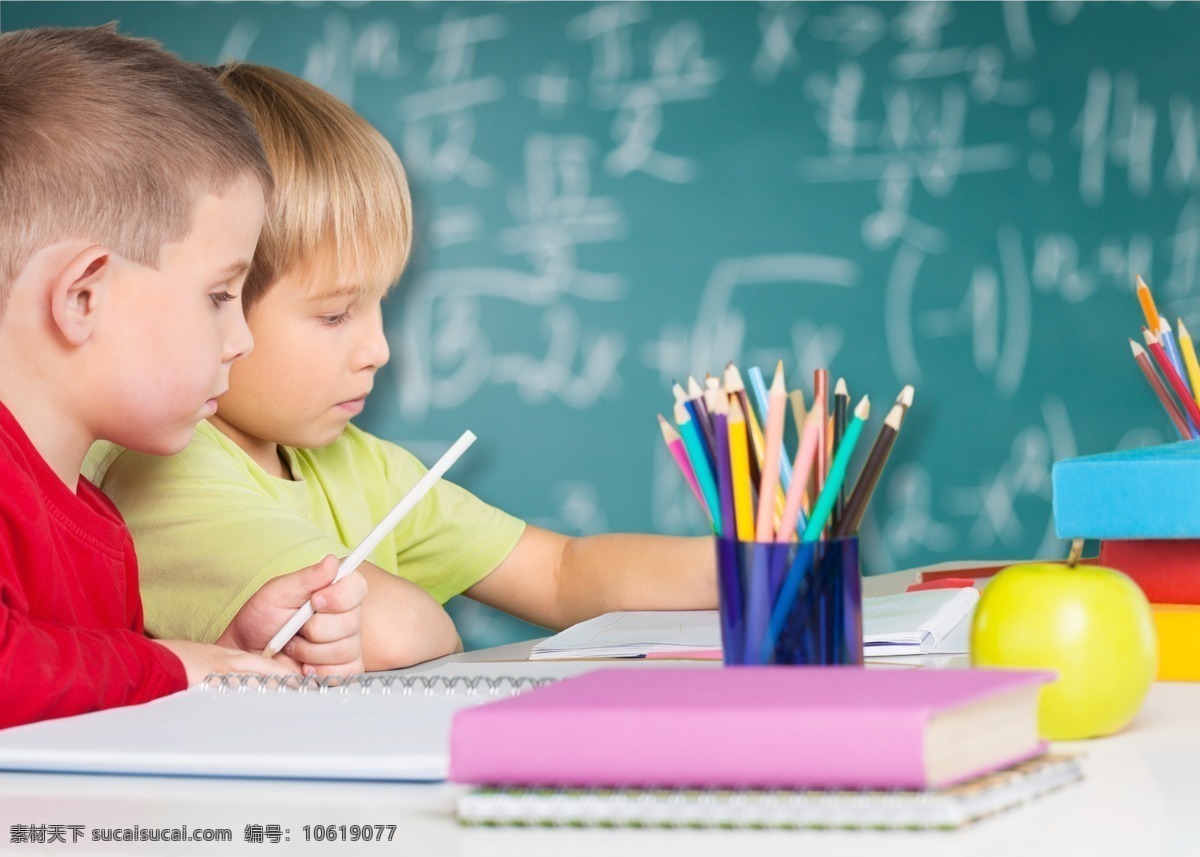 两个 男孩 写字 学生 儿童 书本 笔筒 学校 学习教育 绘画笔 铅笔 彩色铅笔 学习文具 学习用品 办公学习 生活百科