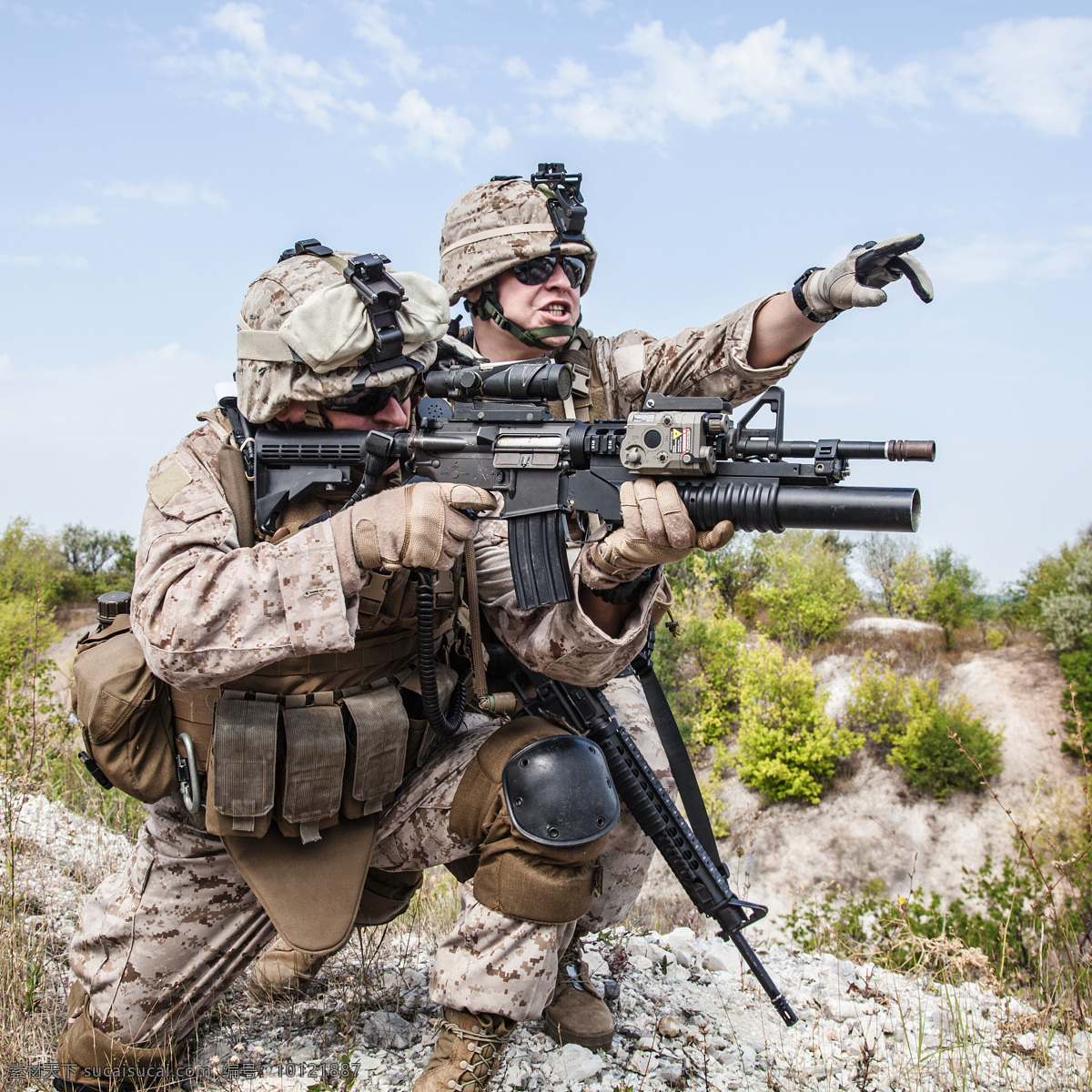 正在 指挥 作战 男人 枪 战士 特种兵 迷彩服 部队 军事武器 现代科技