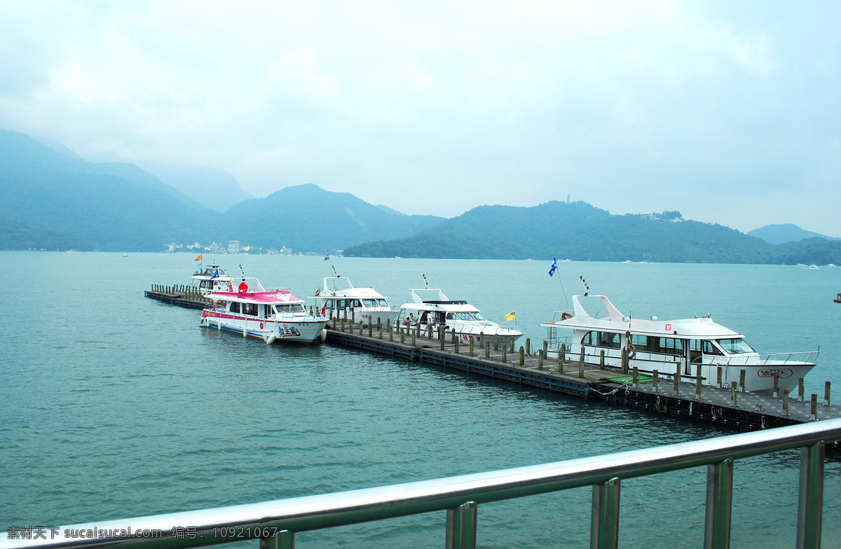 湖水 护栏 旅游摄影 人文景观 塔 台湾 台湾日月潭 日月潭 日月潭景区 小岛 游艇 雾气 风景 生活 旅游餐饮