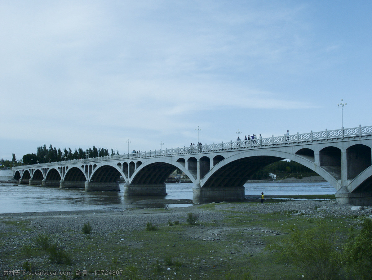 伊犁河大桥 新疆 伊犁 河面 水草 蓝天 白云 大桥 建筑景观 自然景观