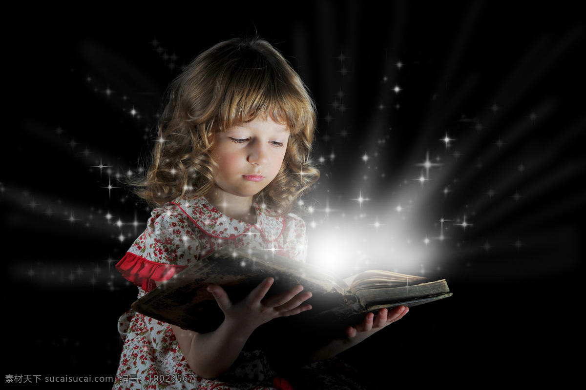 看书 女孩 捧 书本 看书的女孩 外国儿童 梦幻光芒 发光的书本 儿童图片 人物图片