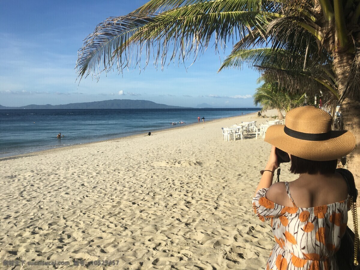 海边美女 沙滩 沙滩美女 拍照的女孩 椰子树 海边 摄影图片 旅游摄影 国外旅游