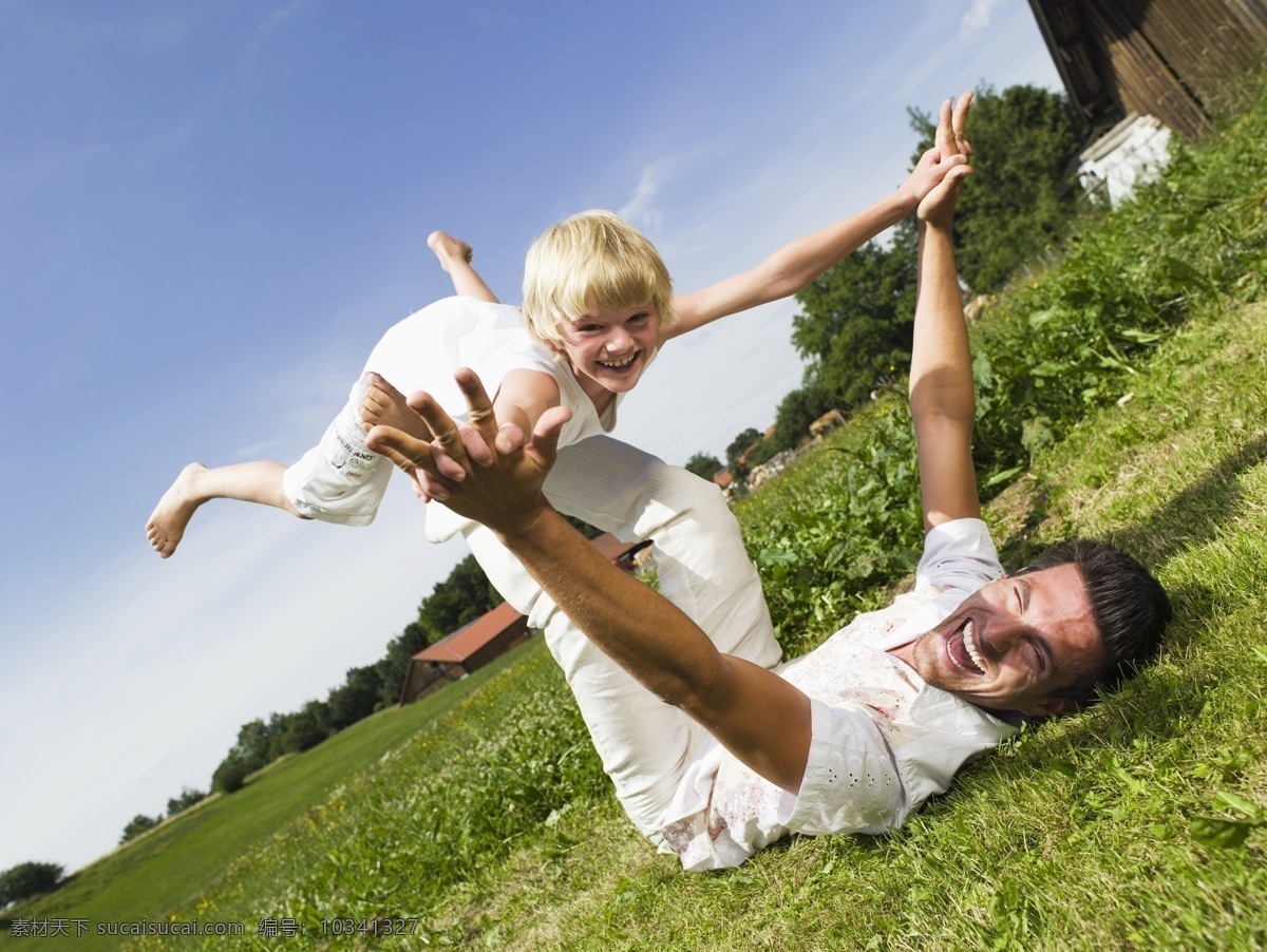 草地 上 玩耍 父子 外国家庭 幸福家庭 温馨 和谐 外国男士 男人 爸爸 儿子 儿童 小男孩 草地玩耍 生活人物 人物图片