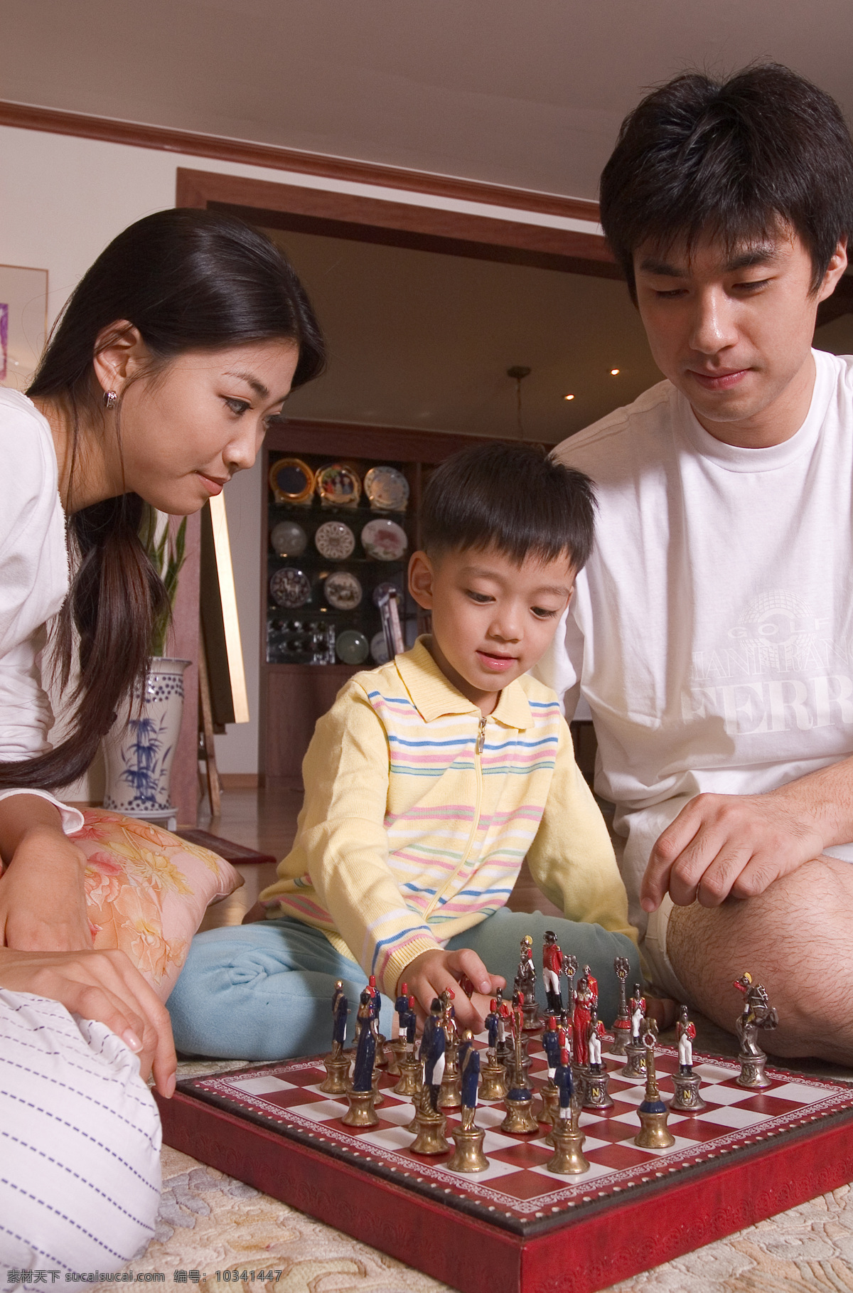 下棋 一家人 亲子关系 家庭 和睦 和谐 家人 家庭人物 三口之家 生活人物 人物图片