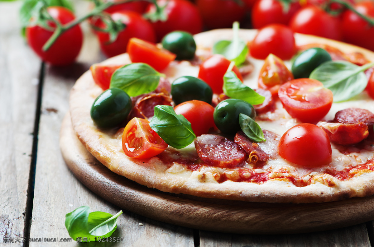 橄榄 番茄 披萨 西红柿 意大利披萨 国外美食 美味 食物摄影 外国美食 餐饮美食