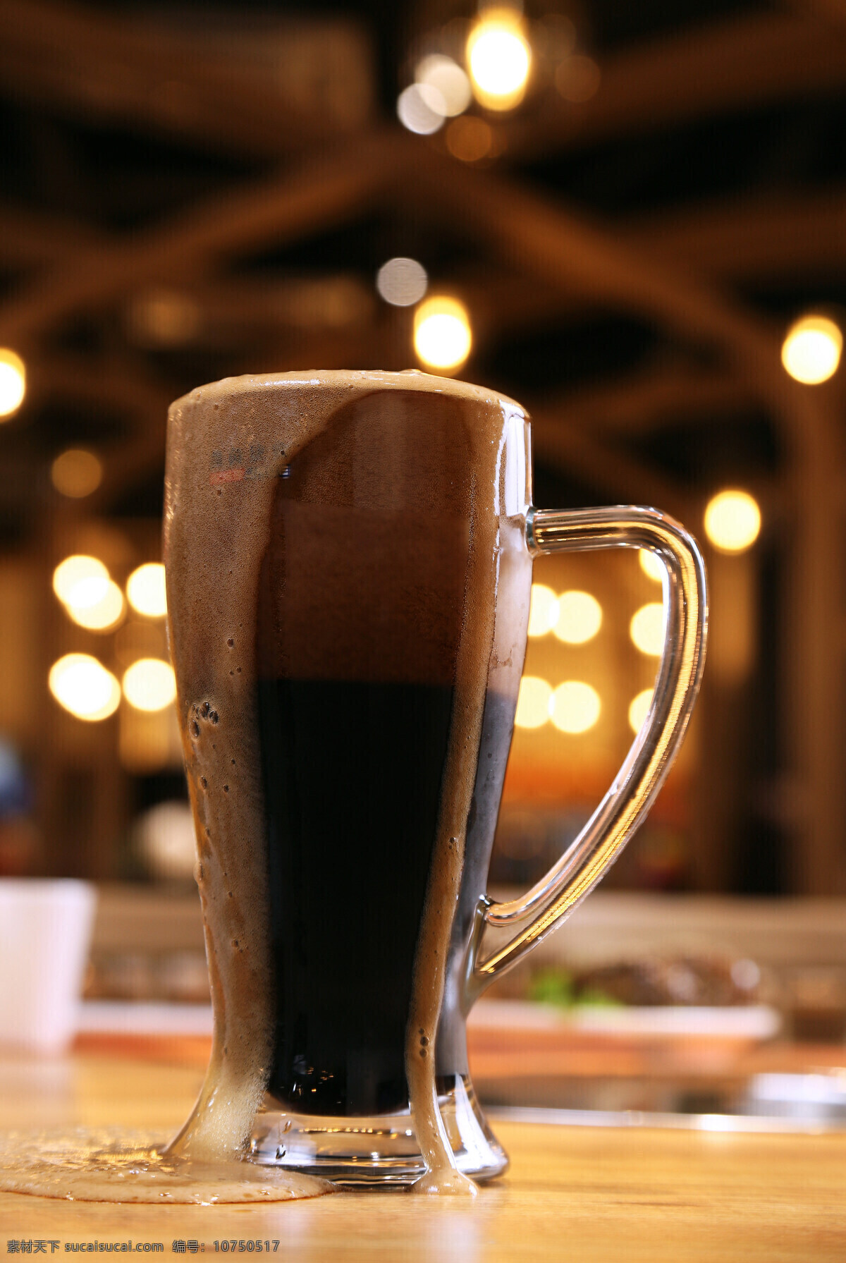 一杯黑啤酒 美味 酒水 饮料 杯子 黑啤酒 餐饮美食 饮料酒水