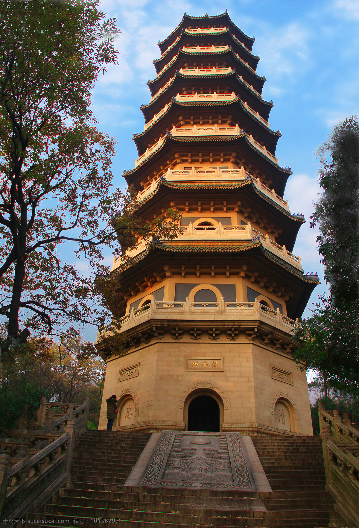 南京灵谷寺 灵谷塔 锺山风景区 蓝天绿树 旅游景点 旅游 南京 东郊 风景区 风光 旅游摄影 国内旅游