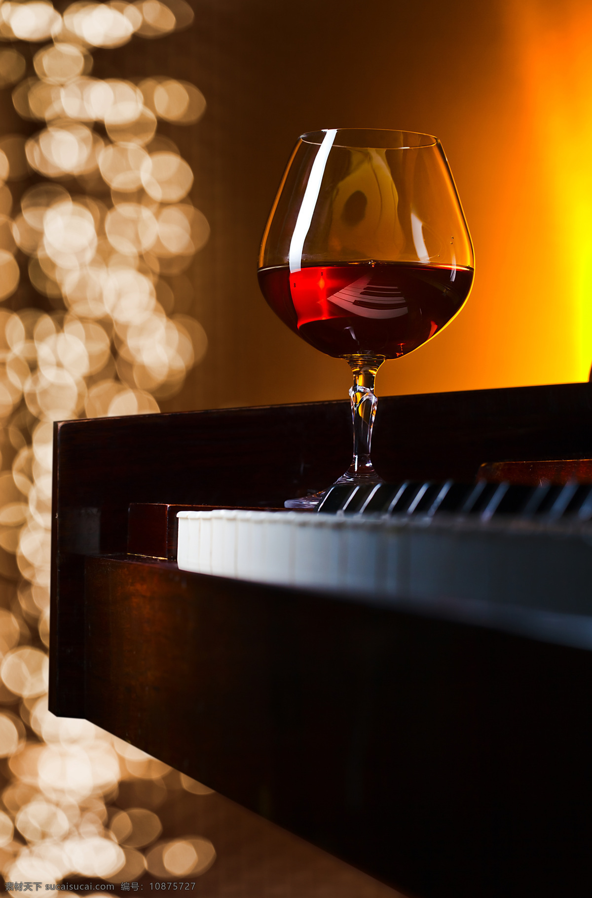 钢琴 上 红酒 光斑 梦幻背景 玻璃杯 高角杯 饮料 酒类图片 餐饮美食