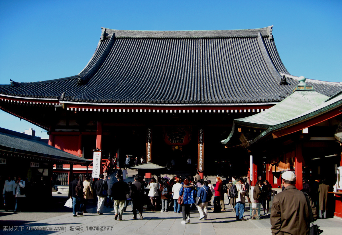 东京 浅草寺 大庙 青瓦大屋面 前挑大屋檐 红漆门庭柱子 左右对联 大香炉 两侧 辅助 房 香客 游客 络绎不绝 蓝天 景观 著名旅游景点 日本东京风光 樱花之国 日本风光 国外旅游 旅游摄影