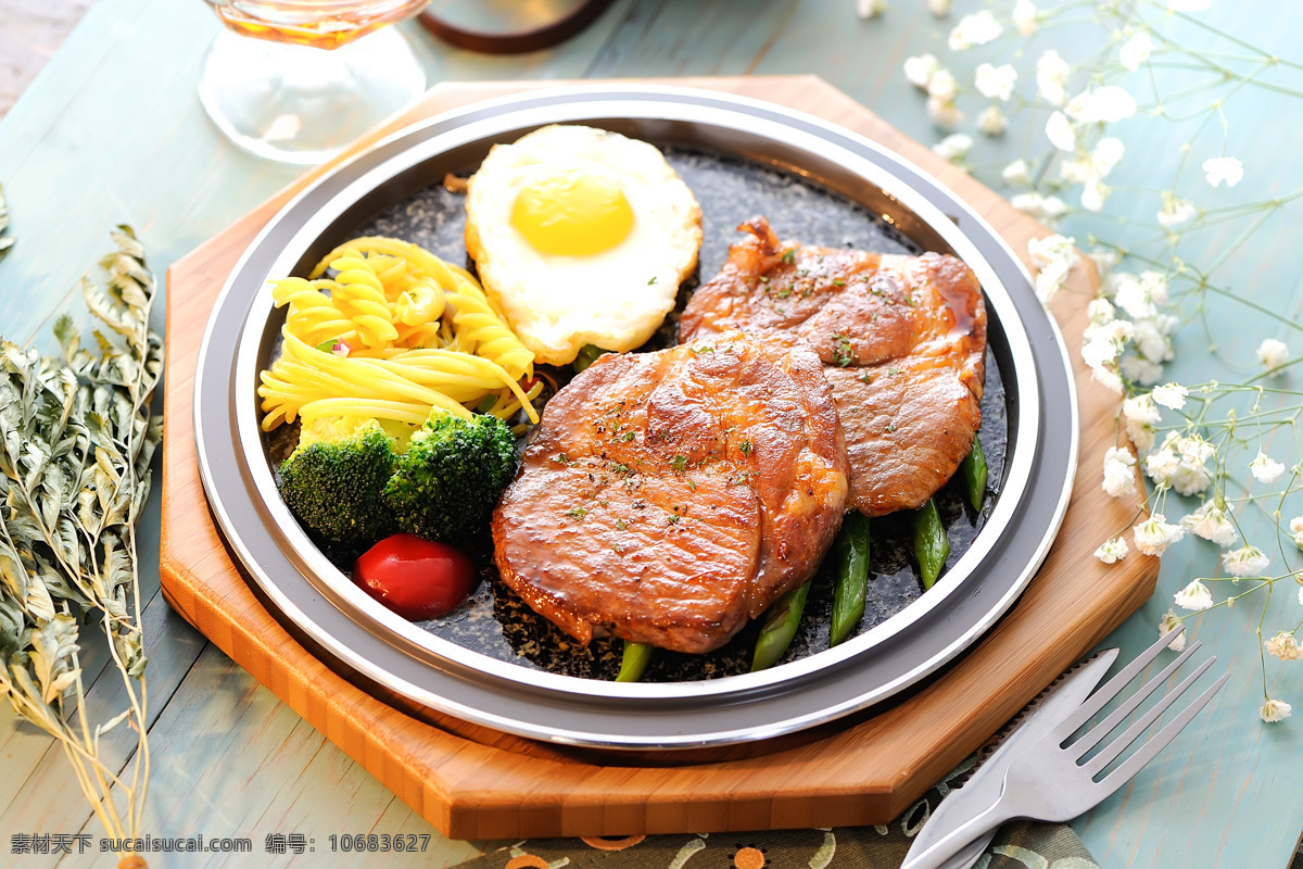 铁板烤肉套餐 牛排 烤肉 西餐 高清摄影图 铁板烤肉 铁板烧 煎蛋 西兰花 餐饮美食 西餐美食