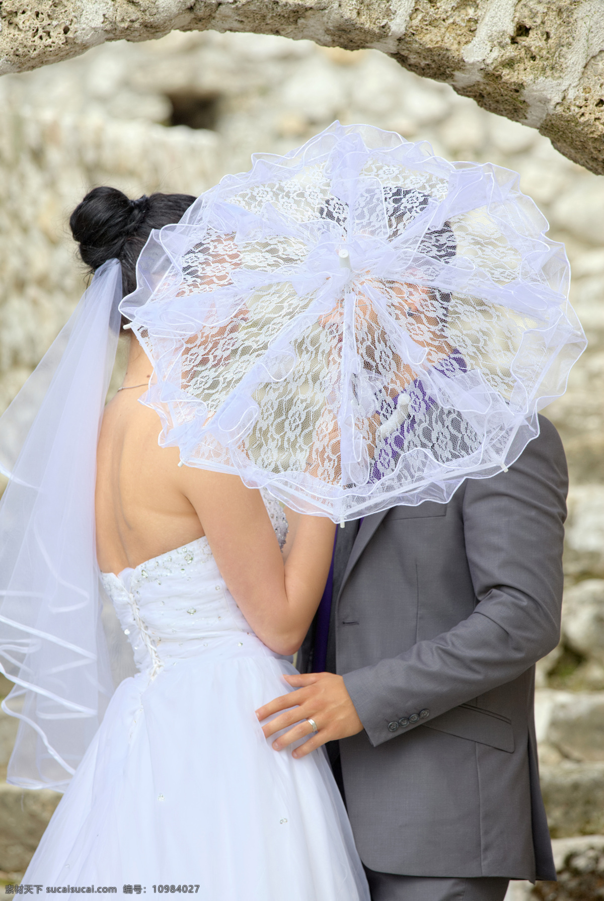 伞 后面 夫妻 伞后面的夫妻 新婚夫妻 婚纱照 男人 女人 生活人物 新娘 新郎 情侣图片 人物图片