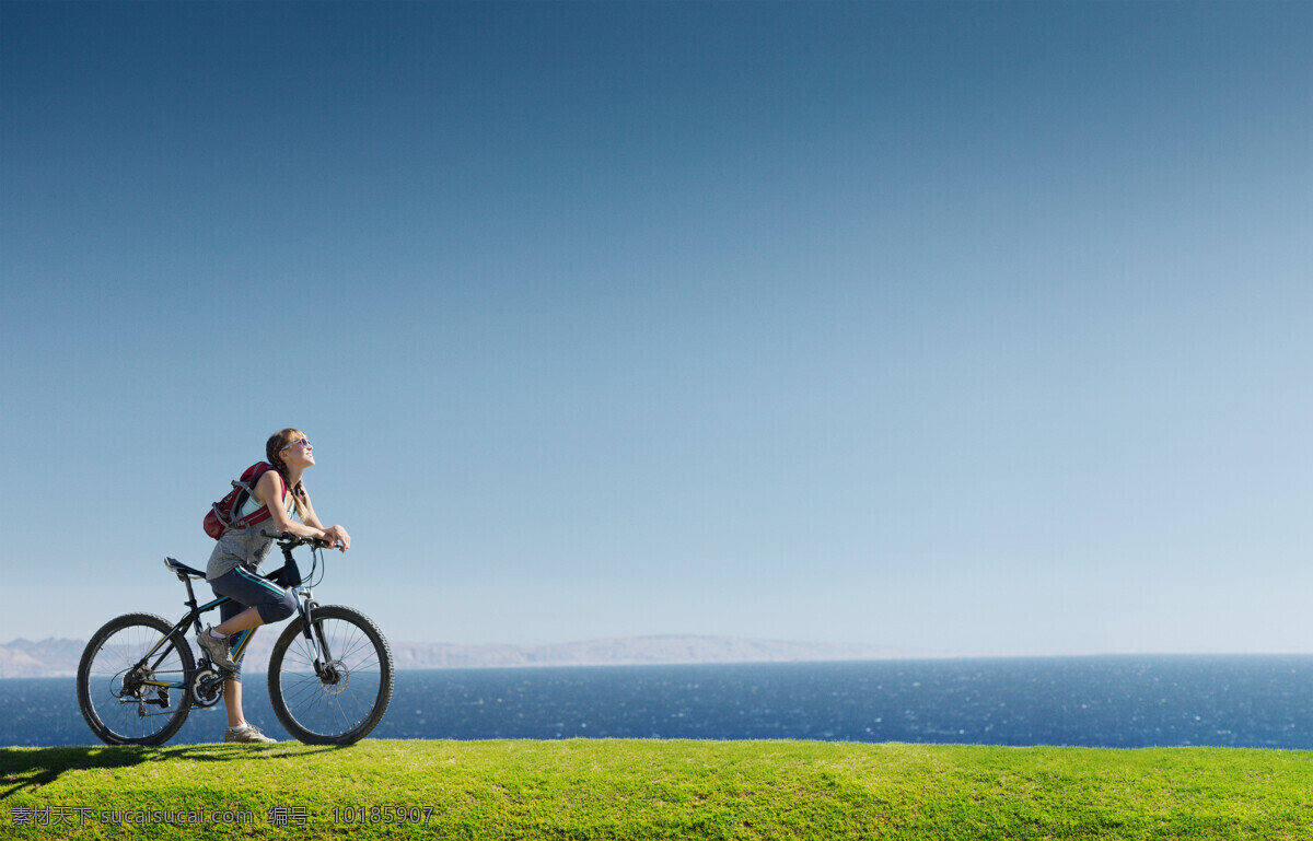 草地 上 骑 车 女人 自行车 美女 旅游人物 旅行人物 生活人物 人物图片