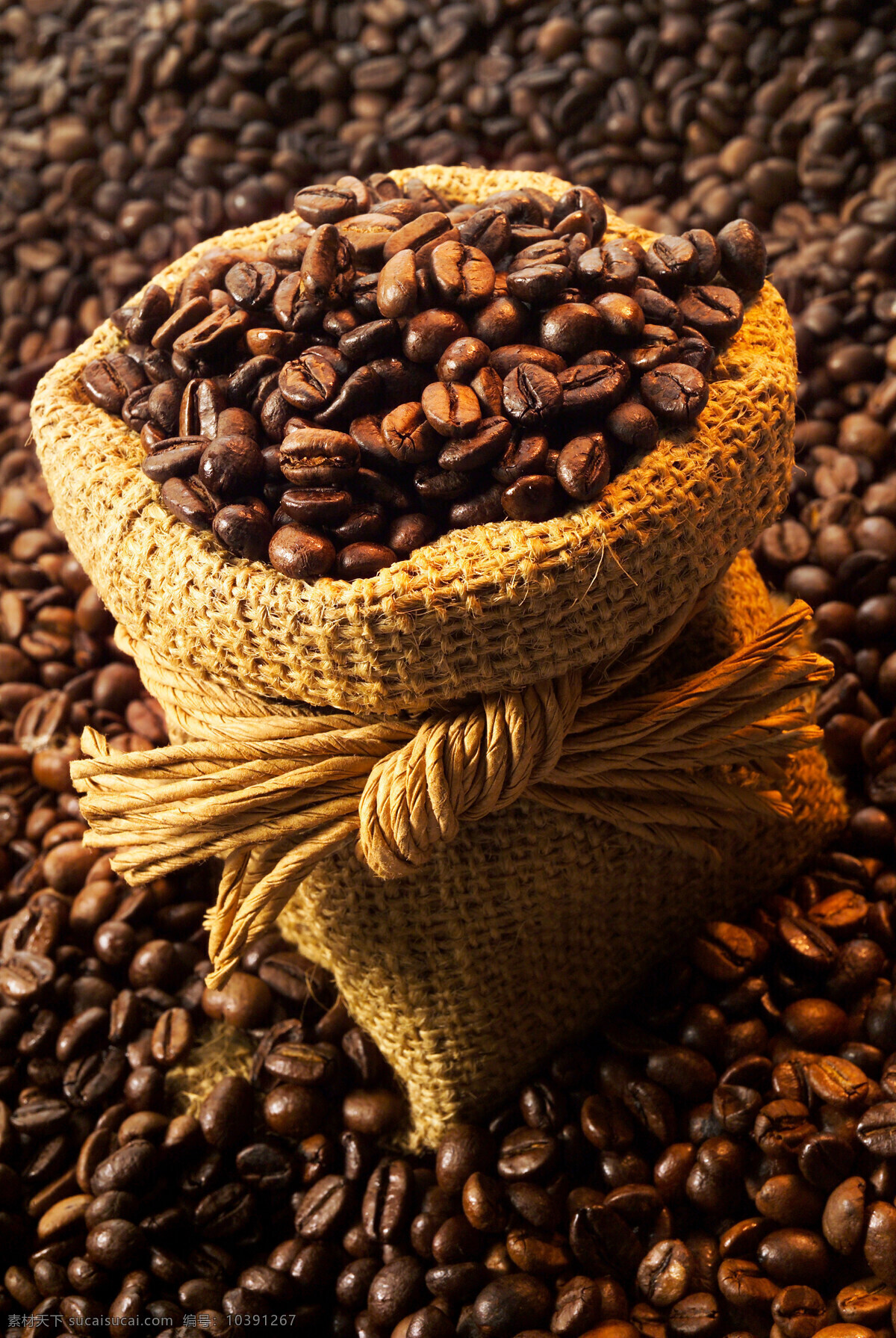 麻袋 咖啡豆 coffee 许多咖啡豆 原材料 原料 颗粒 装有 一麻袋 一麻袋咖啡豆 一片咖啡豆 高清图片 咖啡图片 餐饮美食