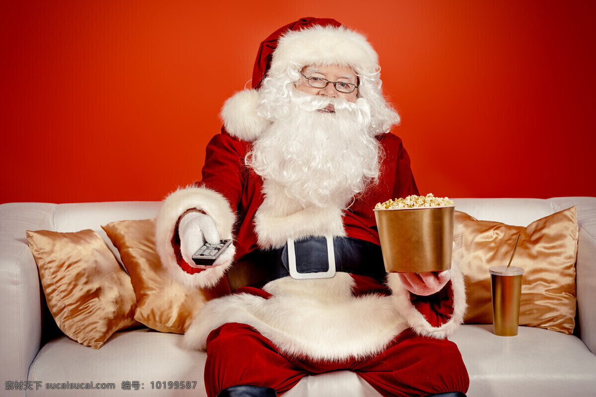 坐在 沙发 上 看 电视 圣诞老人 爆米花 圣诞老爷爷 圣诞节 节日 人物摄影 人物图库 老人图片 人物图片