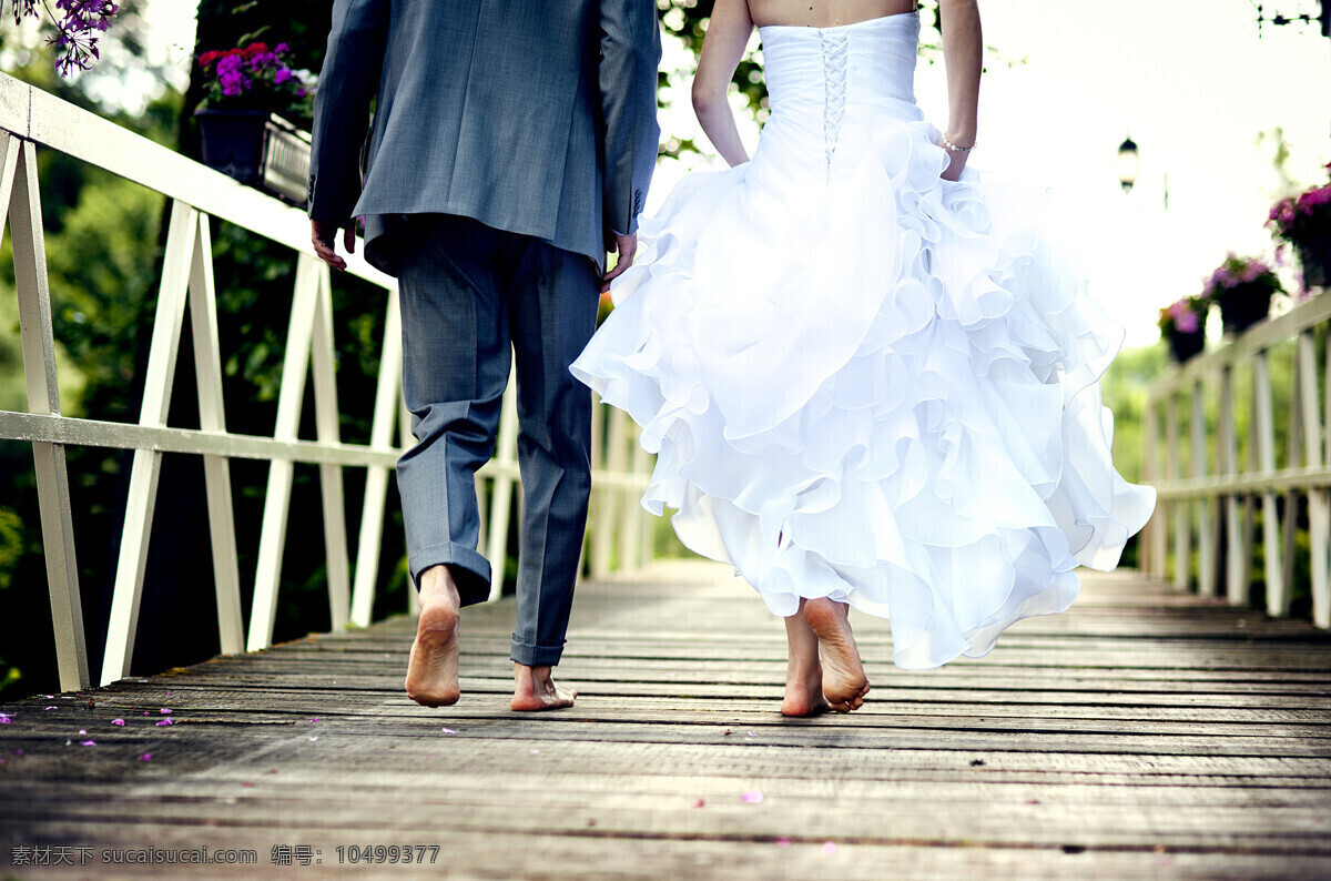 走 桥 上 新婚 夫妇 情侣 夫妻 新婚夫妇 树 植物 婚纱 礼服 人物摄影 情侣图片 人物图片