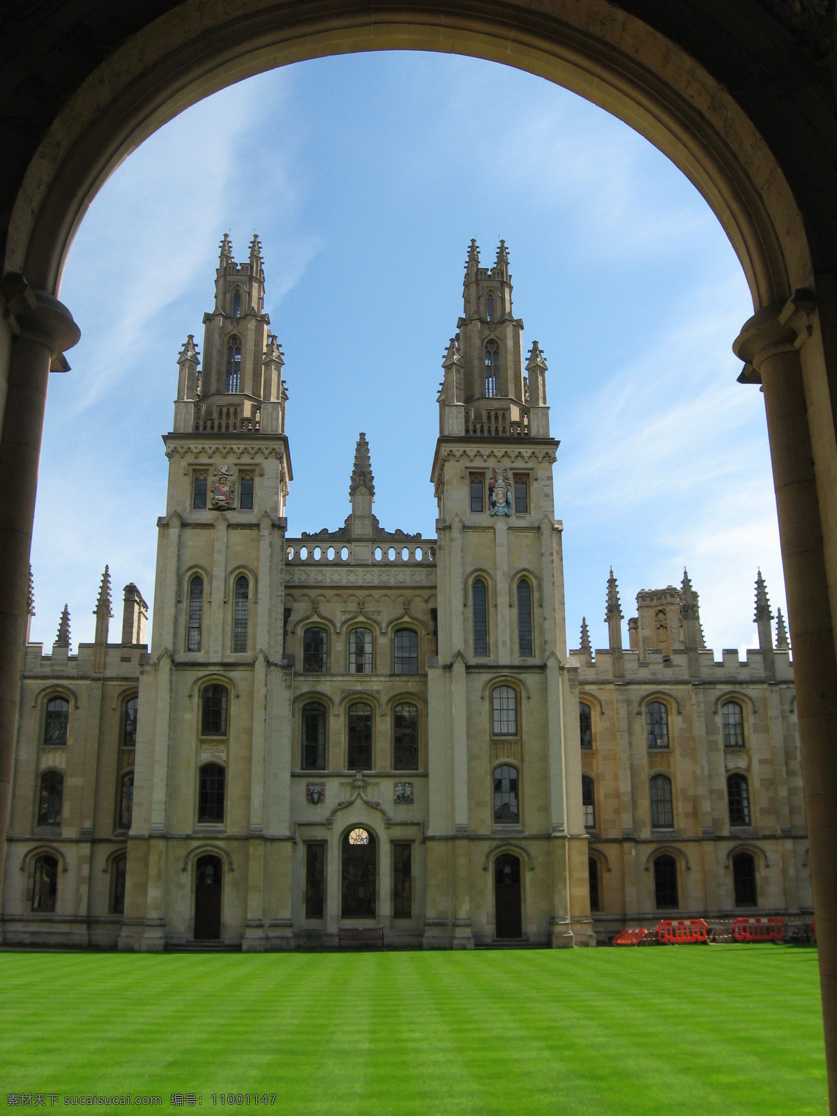 牛津大学 英国 牛津郡 哥特式建筑 欧洲建筑 草地 绿地 蓝天 薄云 英格兰 国外旅游 旅游摄影