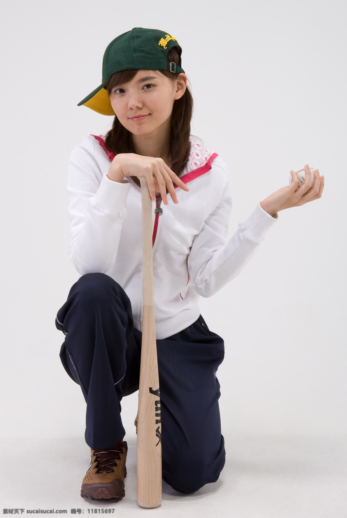 棒球 阳光 女生 学生 漂亮女孩 服装 运动装 帽子 休闲 运动 棍棒 打棒球 蹲着 表情 微笑 开心 高清图片 生活人物 人物图片