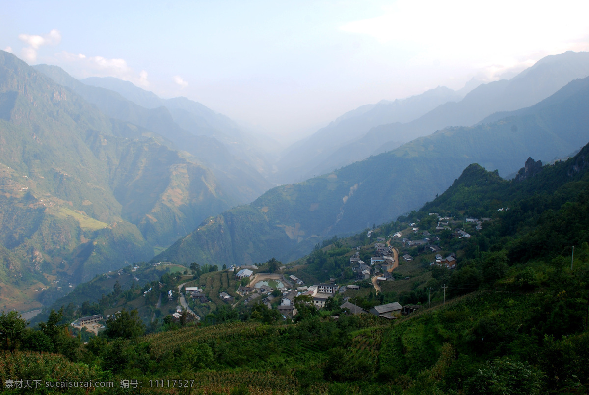 怒江大峡谷 怒江风光 怒江山水 青山 山峦 山水风景 自然景观 蓝天白云 崎岖山路 玉米地