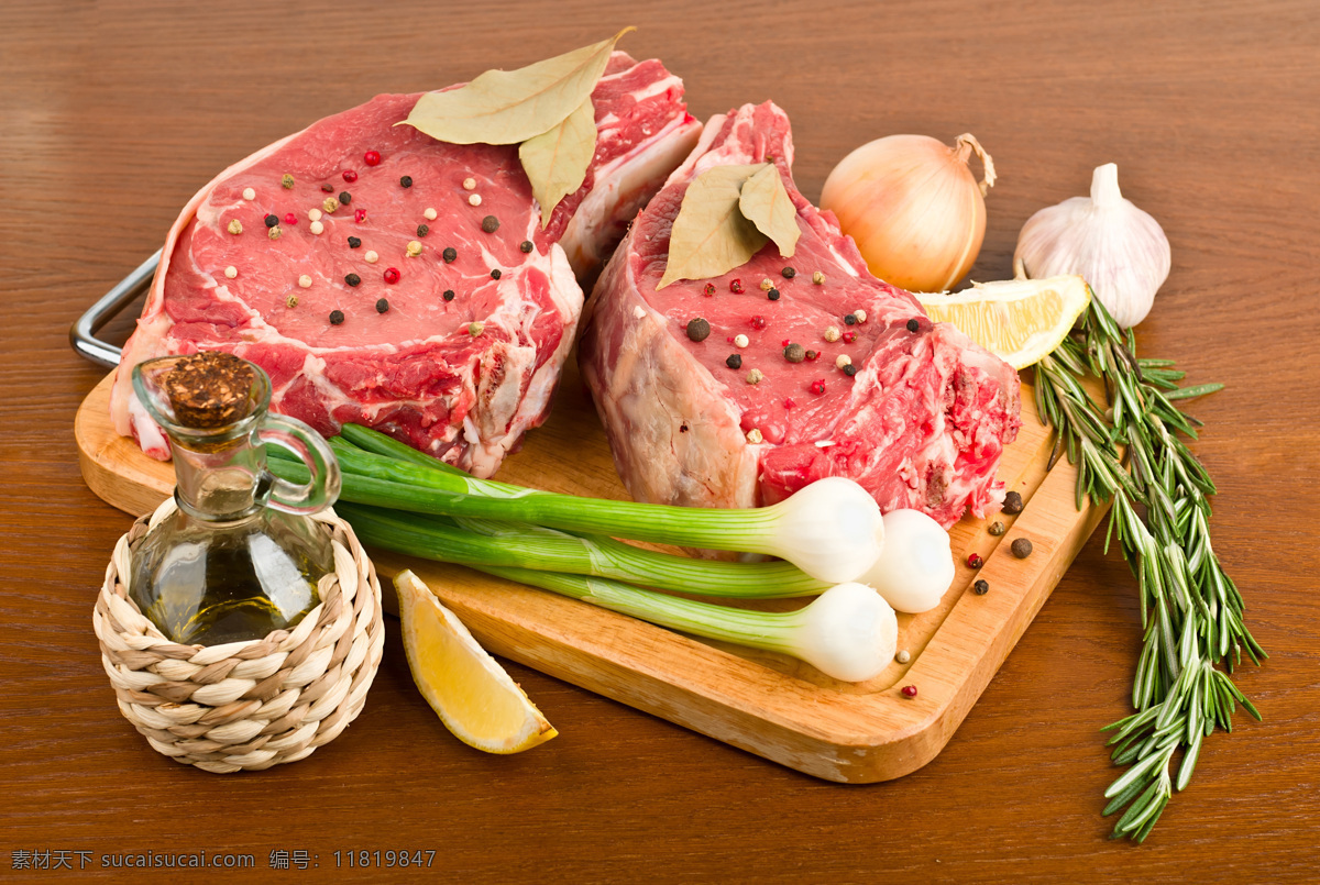 菜板 上 鲜肉 蔬菜 大蒜 调料 食用油 食材原料 餐饮美食