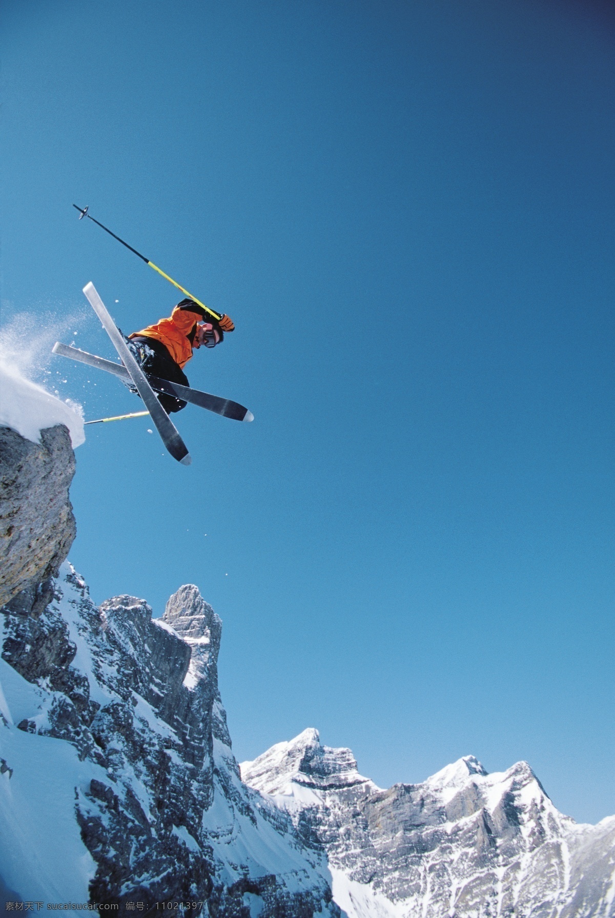 高山 划 雪 运动 图 高山划雪运动 极限运动 运动图片 双板滑雪 雪山 风景 腾空 跳跃 生活百科 摄影图片 高清图片 体育运动 蓝色