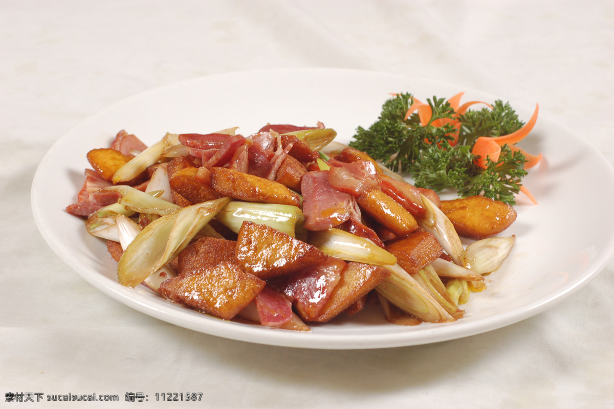 熏肉炒饼子 腊肉 香葱 传统美食 餐饮美食
