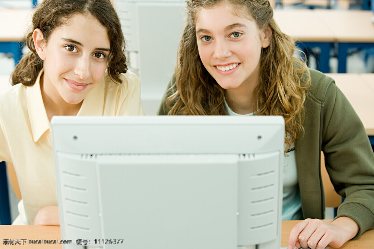 面对 显示器 两个 女生 学校生活 电脑课 计算机 学习 人物 教育 女孩 美女 可爱 外国女孩 课堂 教室 高清图片 jpg素材 生活人物 人物图片