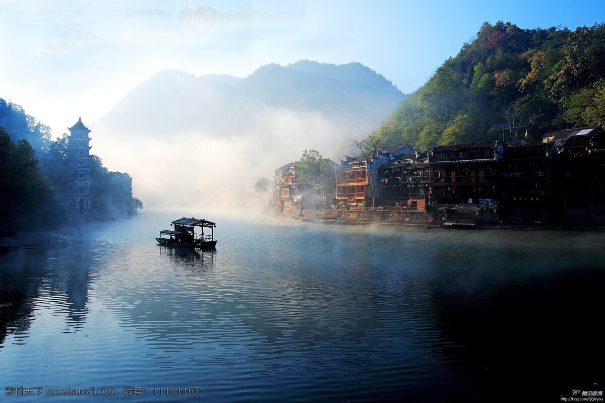 山清水秀 背景图片 屋檐 山 烟雾 船 树林 天空 蓝天 黑色