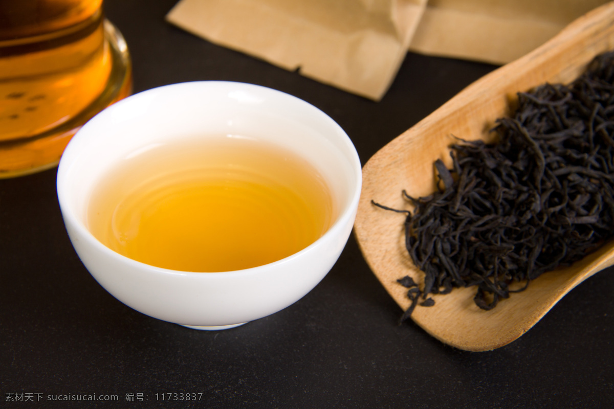 茶 泡茶 泡好的茶 茶文化 浓茶 白色茶杯 竹简上的茶 茶叶 中式文化 中国文化 文化 文化艺术 传统文化