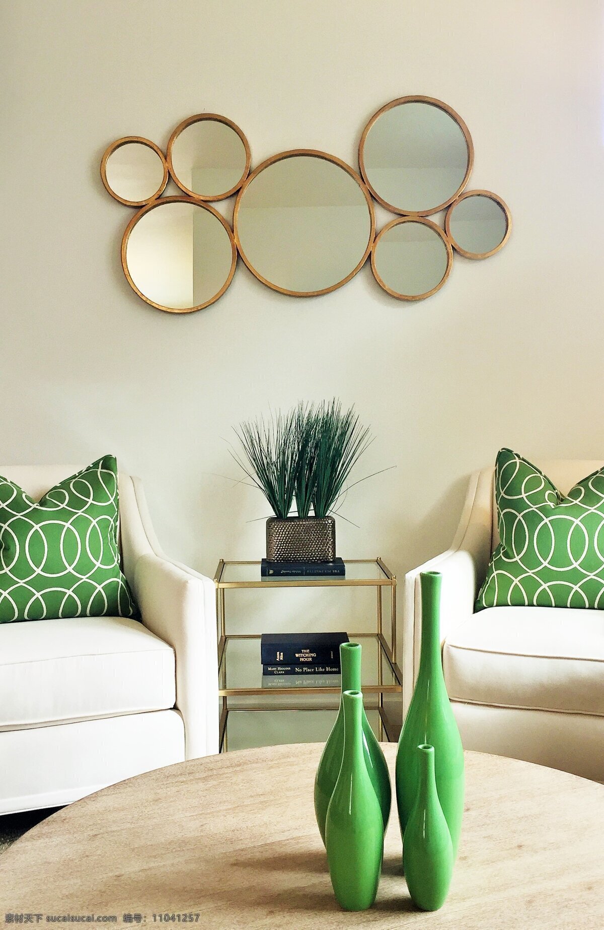 现代 时尚 客厅 浅色 沙发椅 室内装修 效果图 纯色背景墙 客厅装修 绿色抱枕 圆形茶几