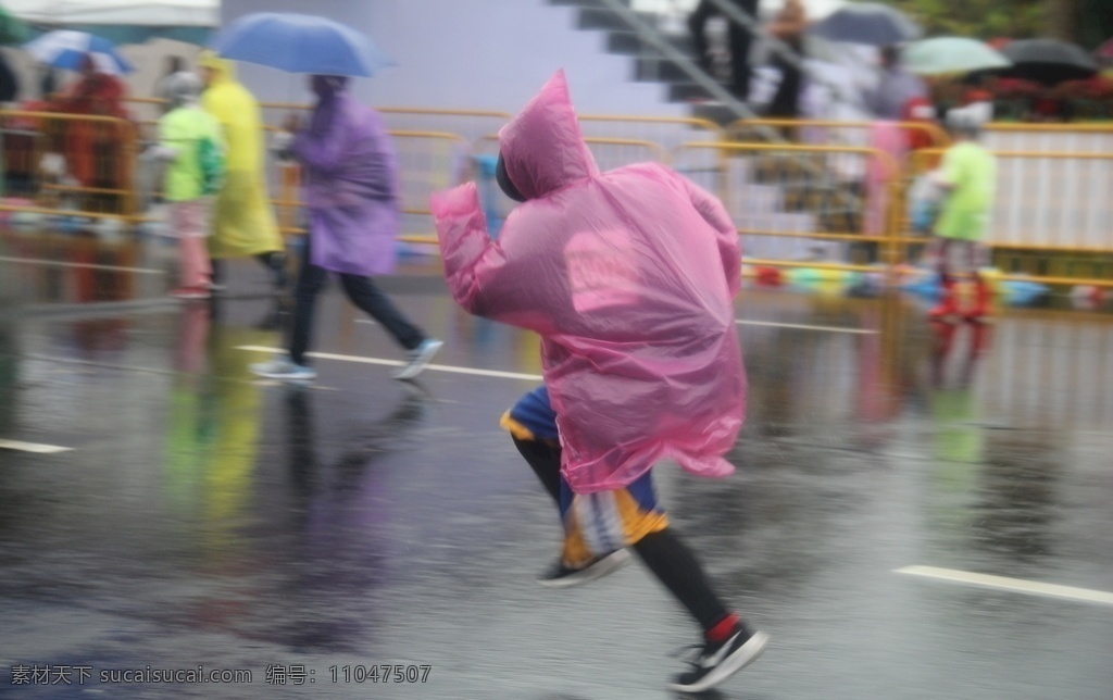 雨中奔跑少年 奔跑 少年 运动 马拉松 健康 人物图库 日常生活