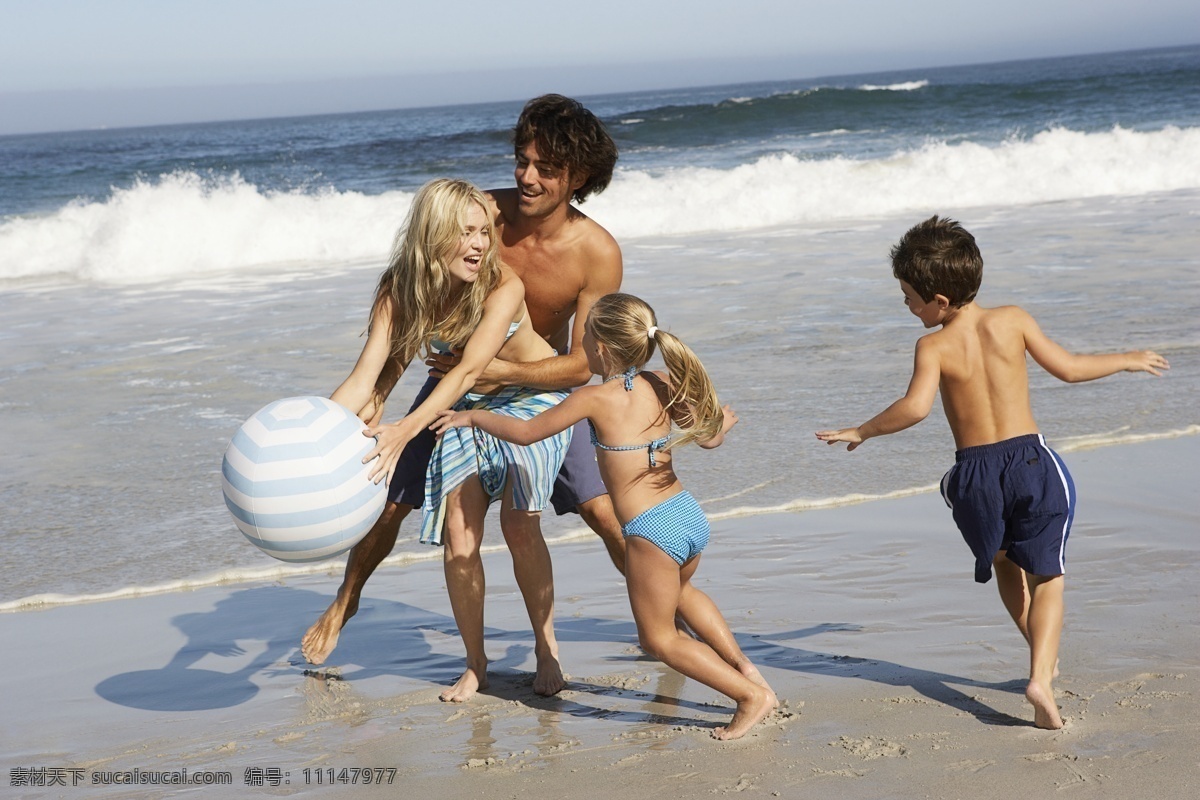 海边 玩 一家人 海边一家人 男人 女人 爸爸 妈妈 小孩 女孩 男孩 看海 旅游 夏天 人物图库 人物摄影 摄影图库